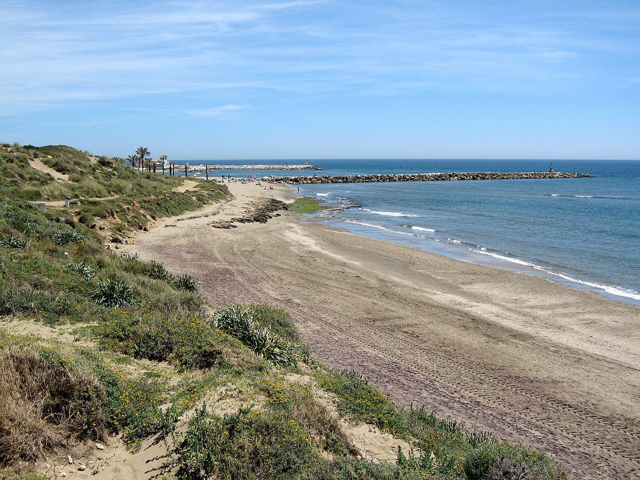La playa y las dunas de Cabopino, junto a los estudios