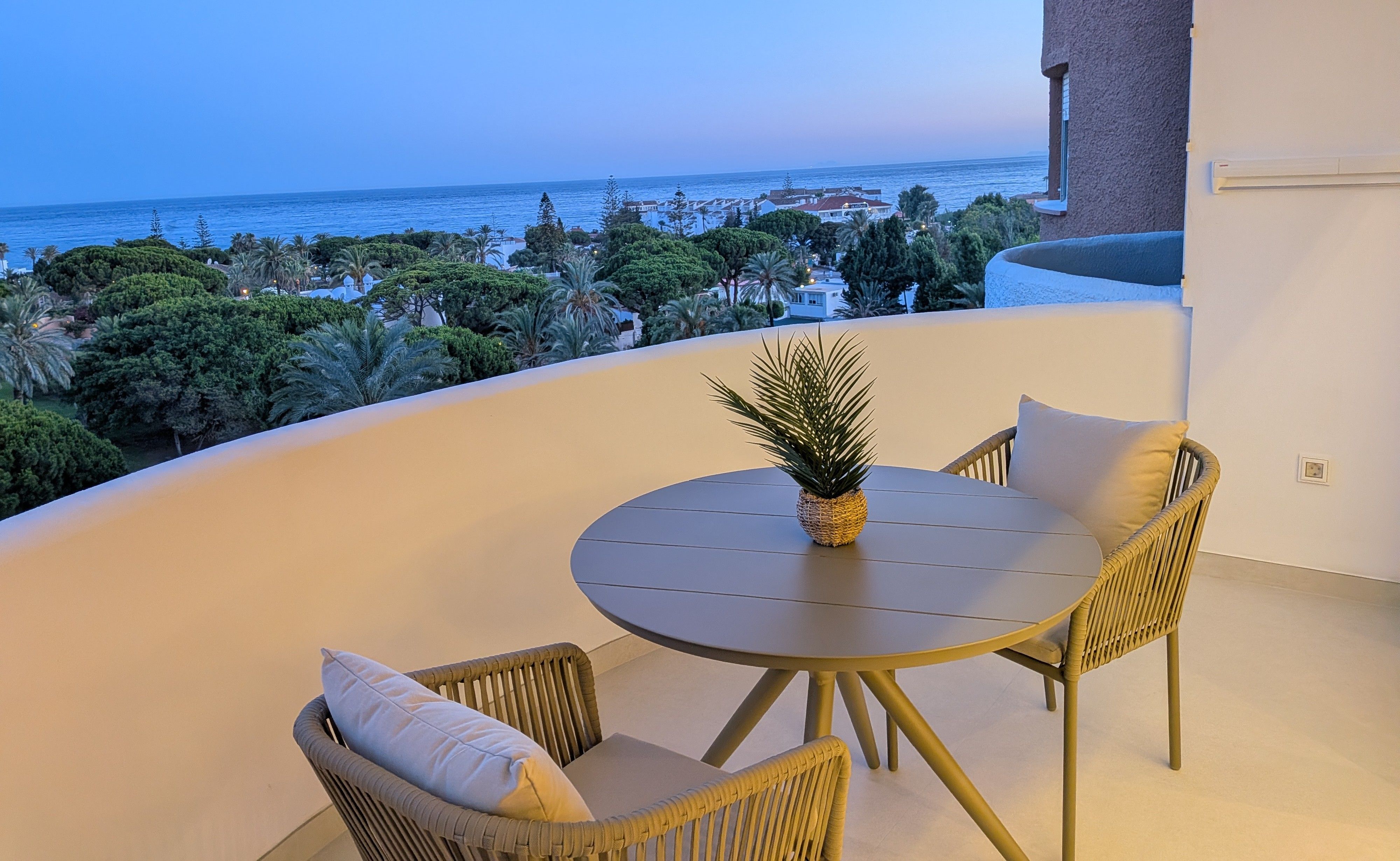 Marbella Holidays — Estudio con terraza y vistas al mar – Marbella